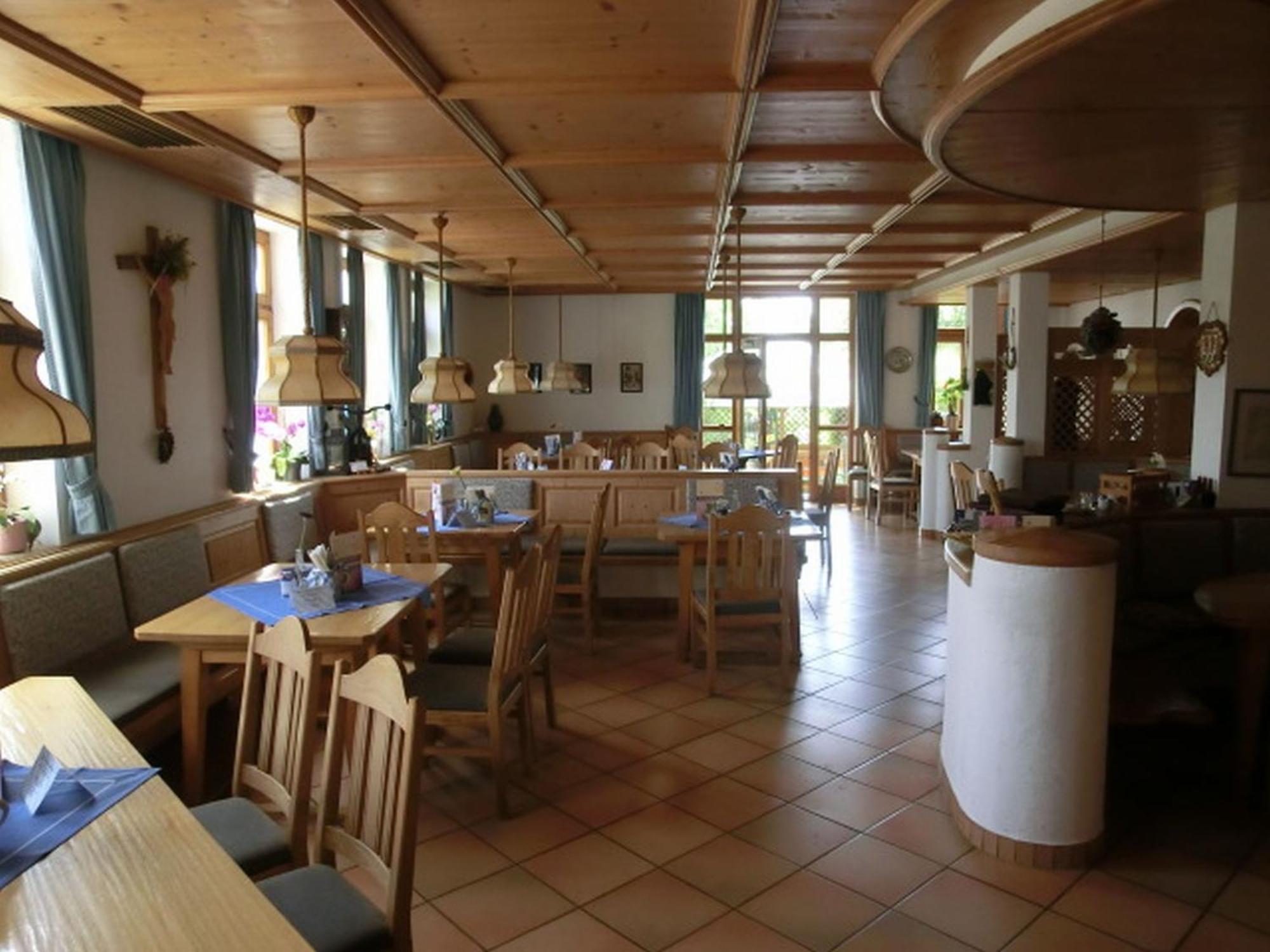 科罗茨胡博餐厅酒店 诺伊堡艾姆因 外观 照片